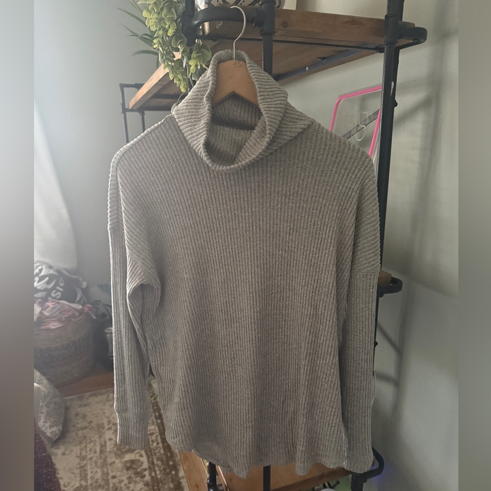 American Eagle Ribbed Gray turtleneck